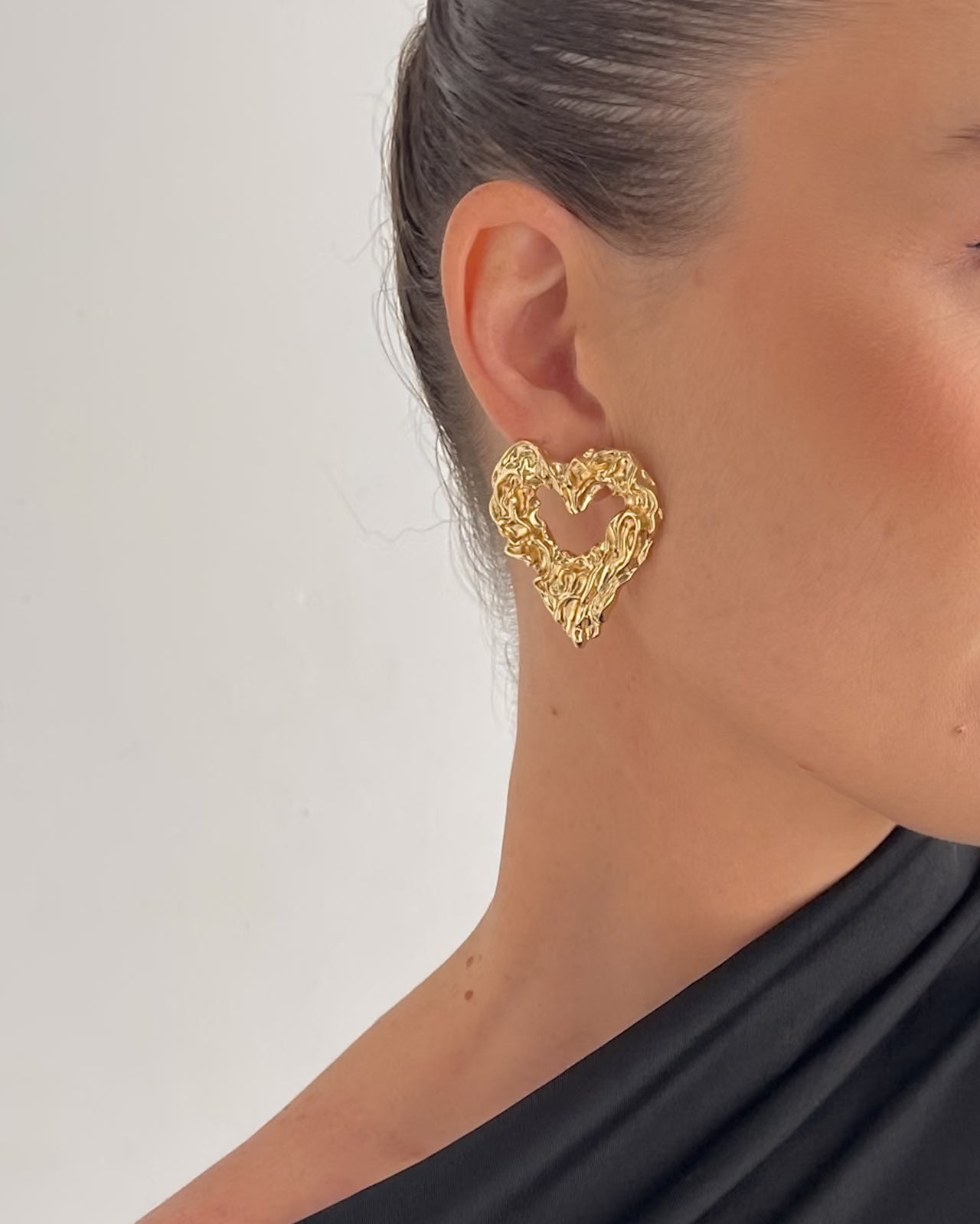 SCULPTED HEART STUD EARRINGS 18K GOLD PVD - STUDIO JO STORE  