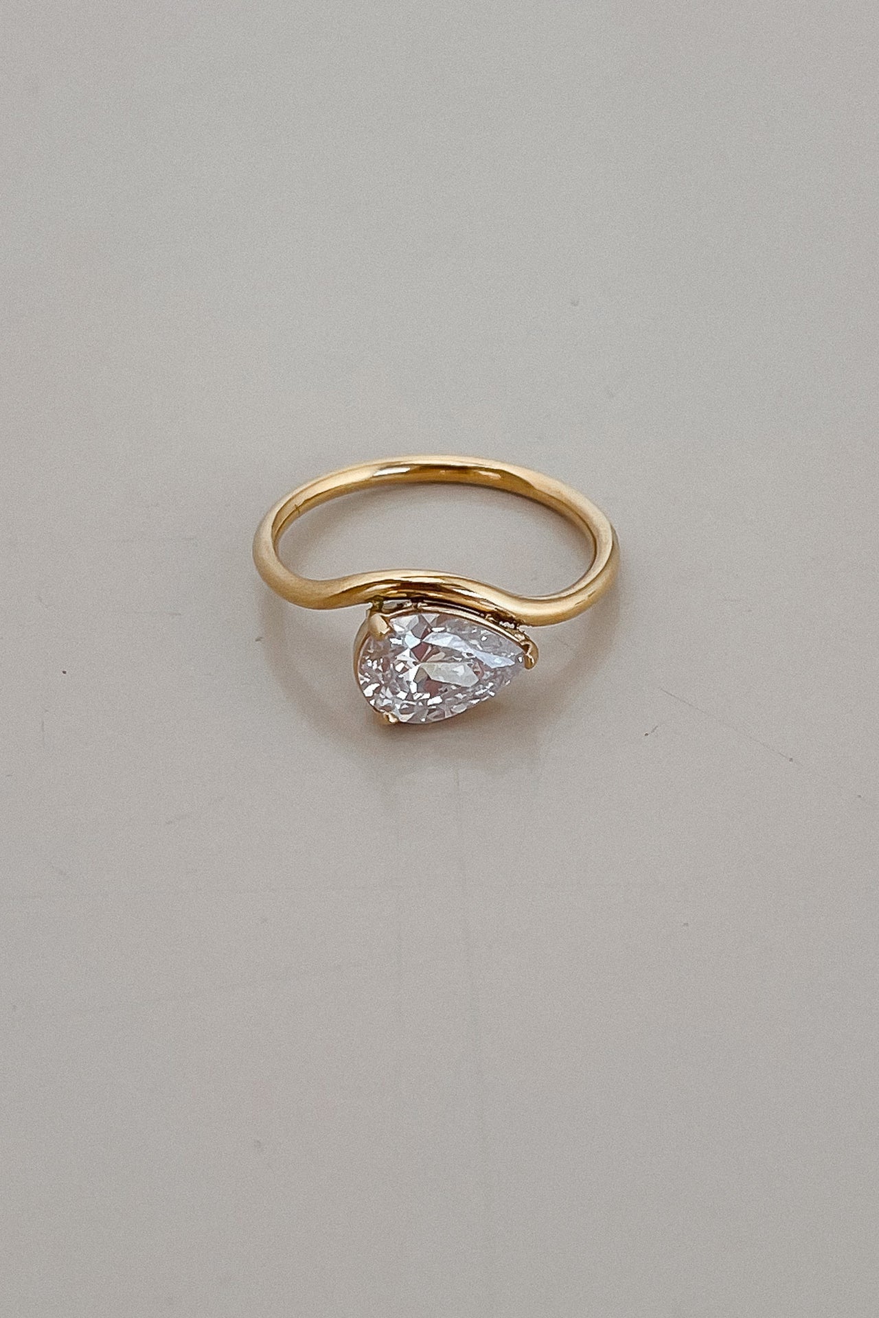 TEARDROP DIAMOND RING GOLD