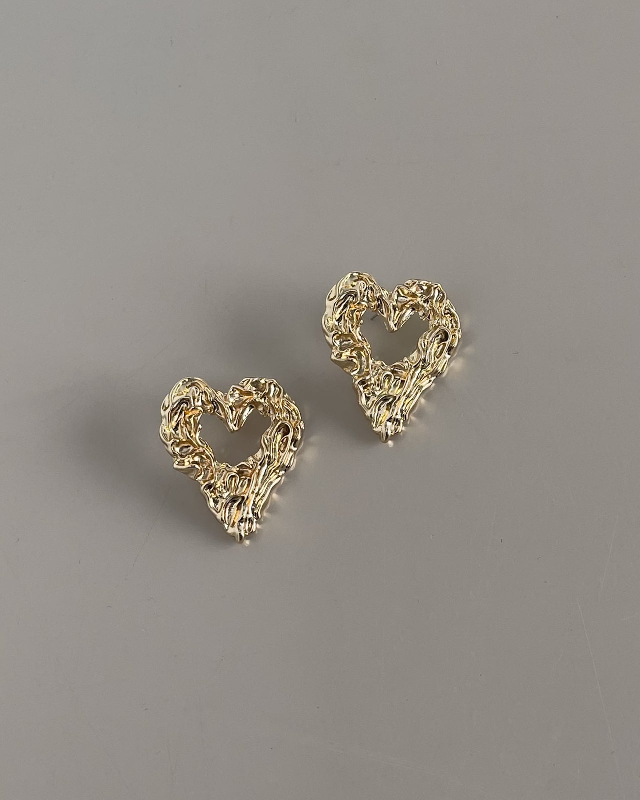 SCULPTED HEART STUD EARRINGS 18K GOLD PVD - STUDIO JO STORE  