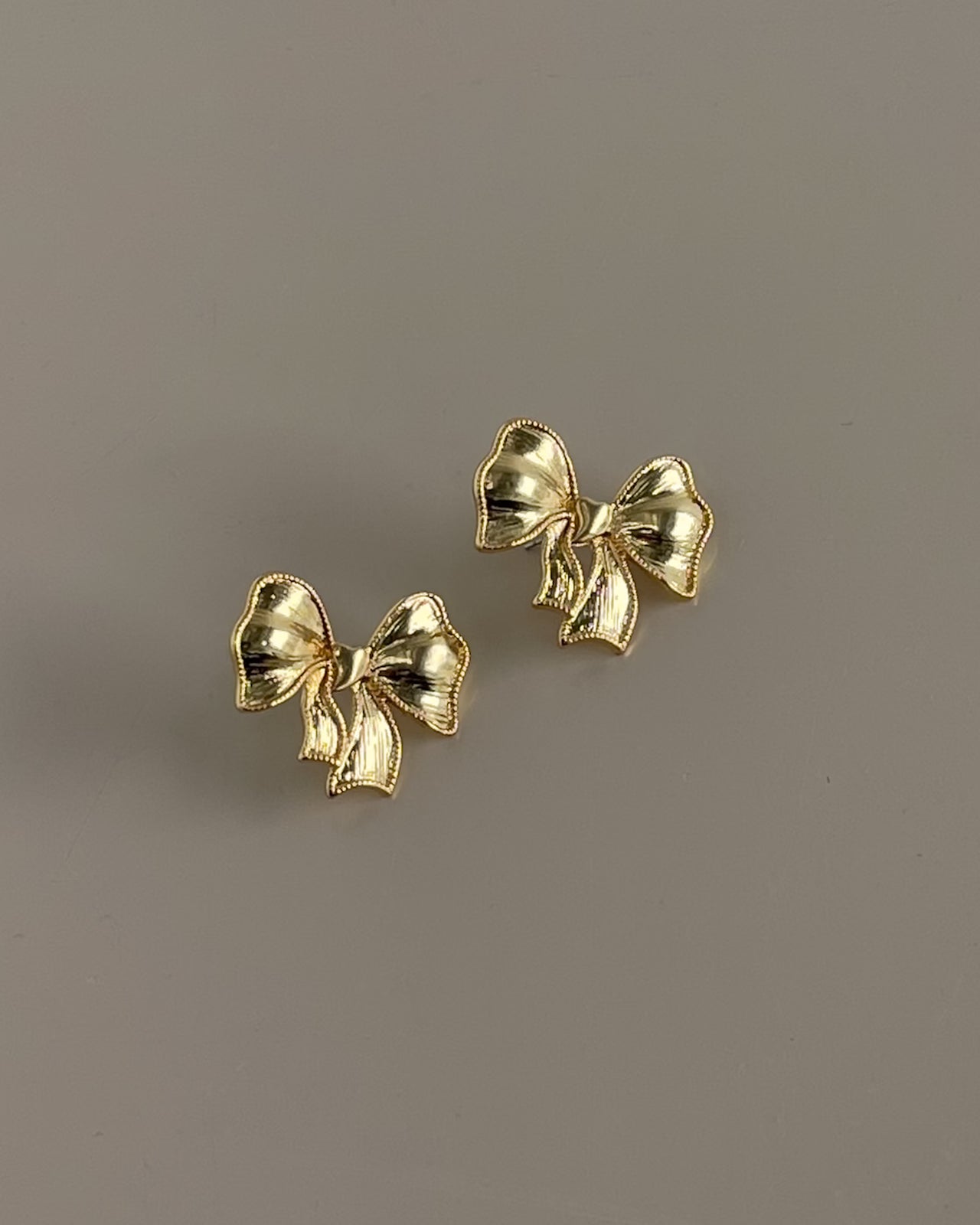 BOW STUD EARRINGS 18K GOLD PVD - STUDIO JO STORE  