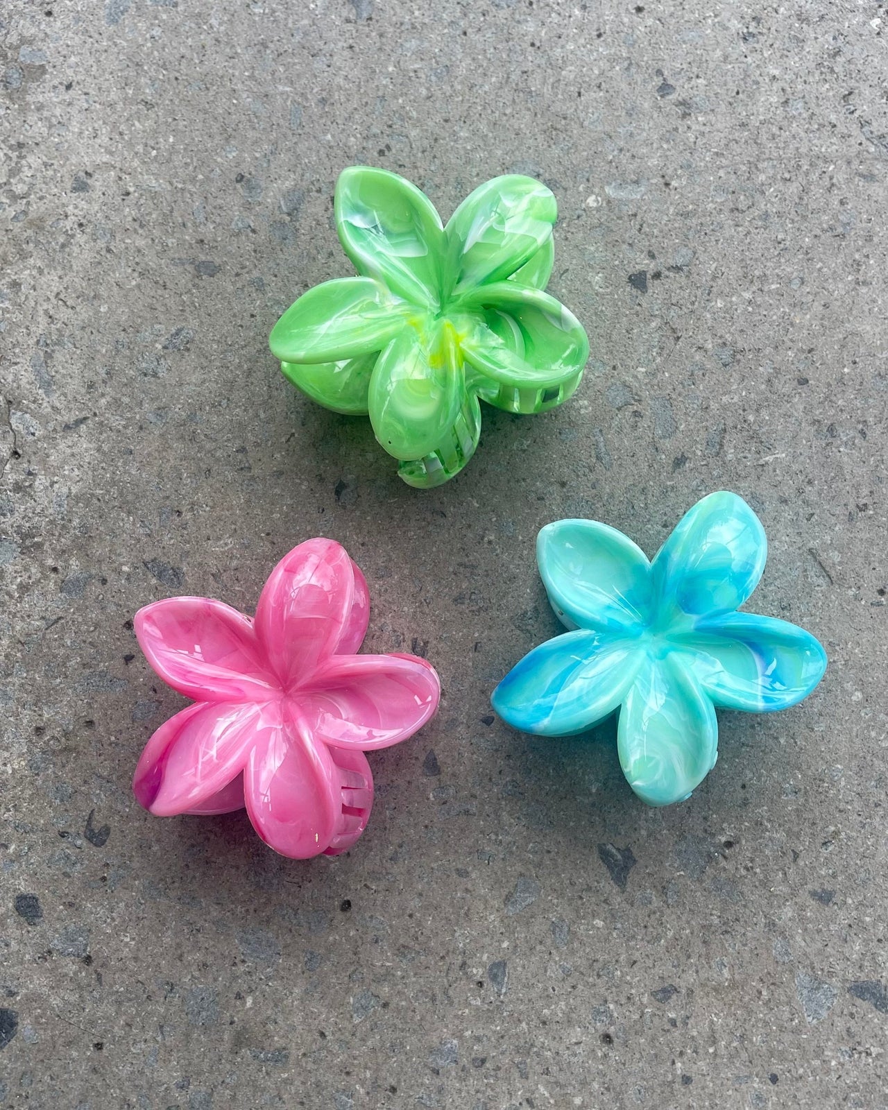 HIBISCUS FLOWER HAIR CLIP 8CM MARBLE SORBET MULTI - STUDIO JO STORE  