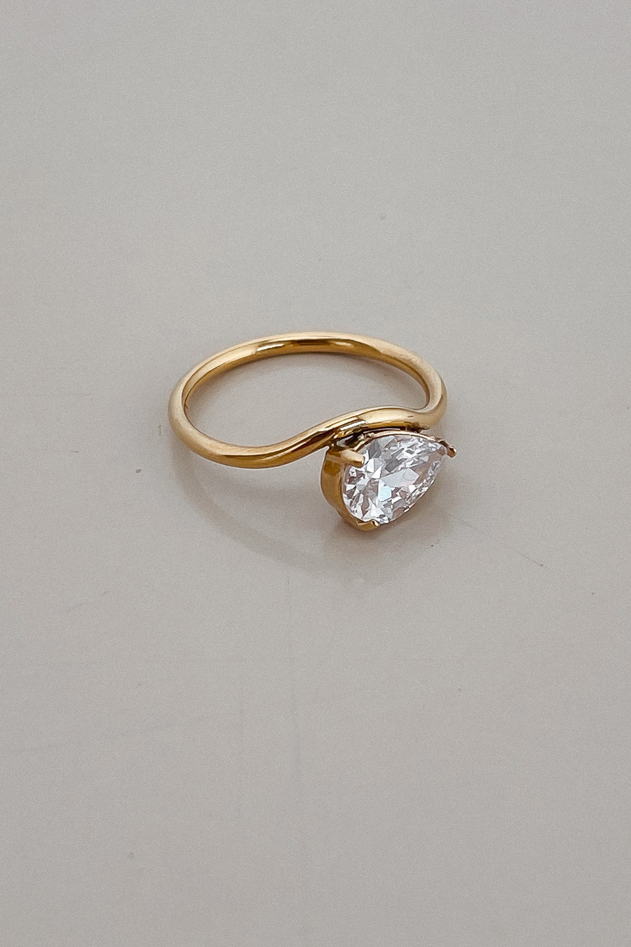 TEARDROP DIAMOND RING GOLD