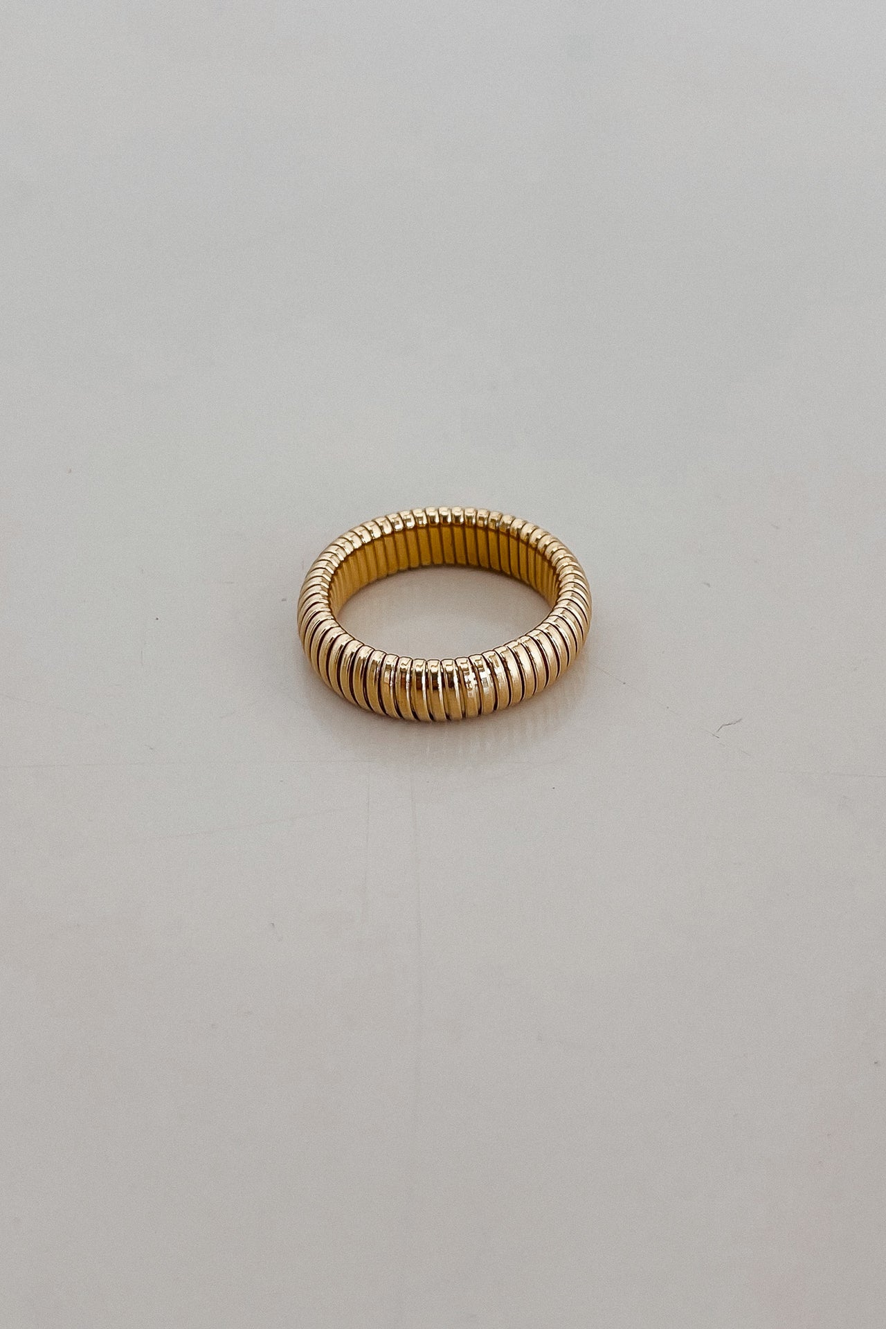 COILED STRECH SLINKY RING GOLD